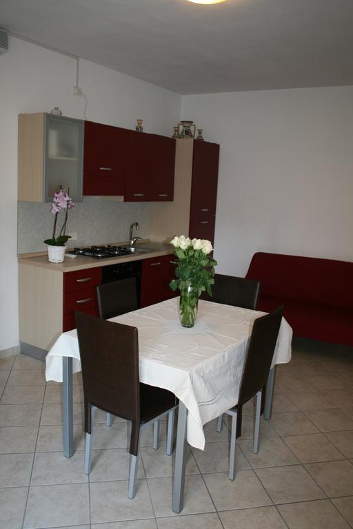 Alma Apartment Сірміоне Екстер'єр фото