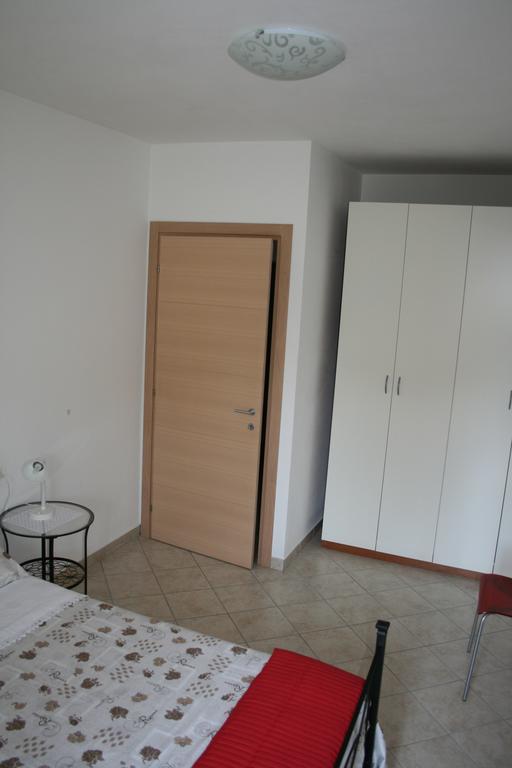 Alma Apartment Сірміоне Екстер'єр фото