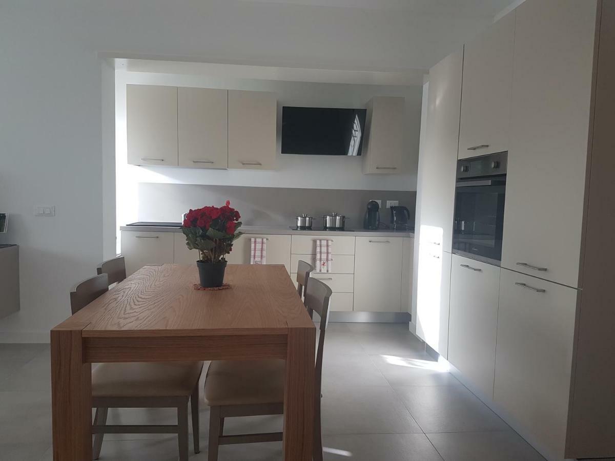 Alma Apartment Сірміоне Екстер'єр фото